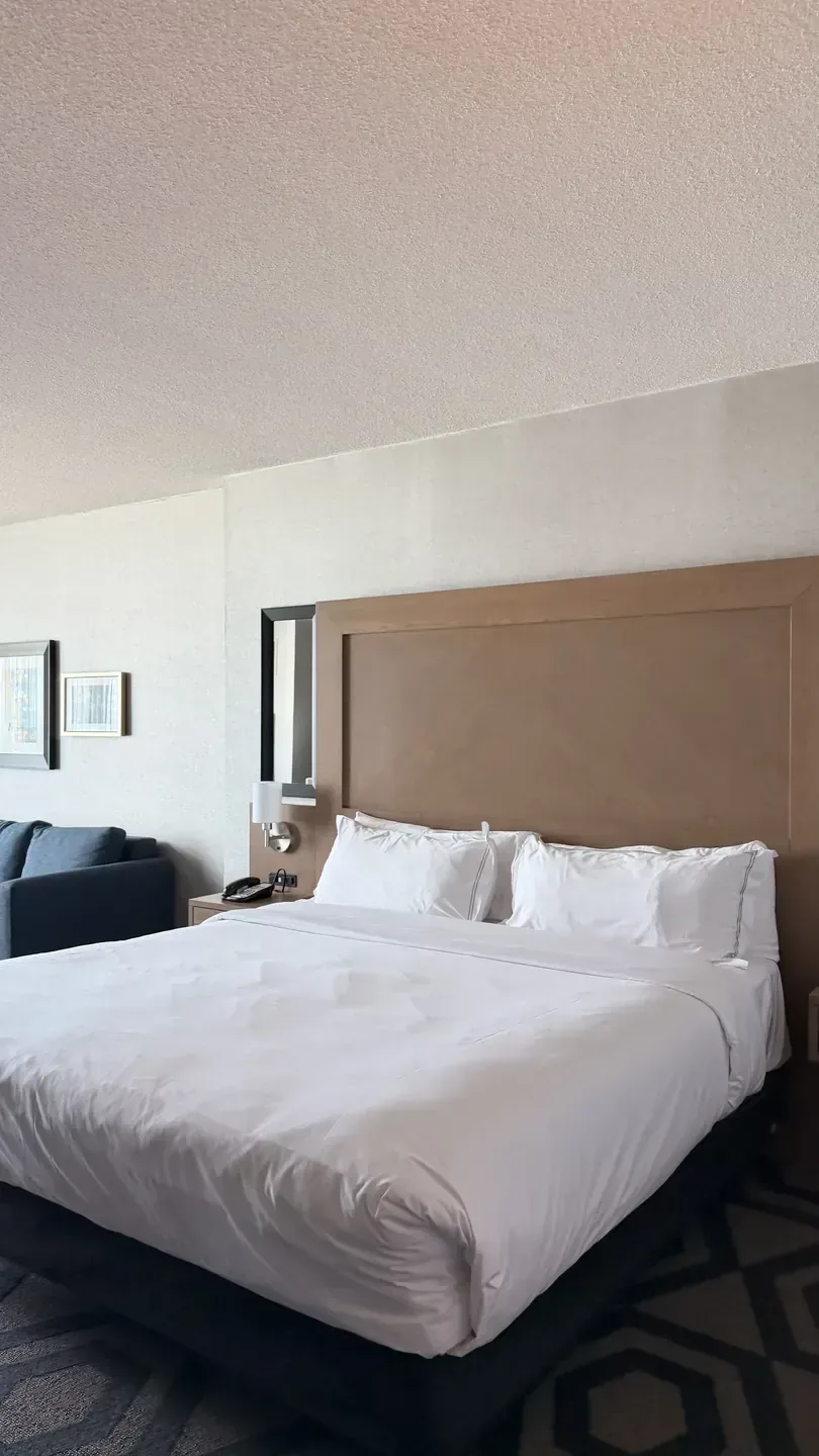 Caesars Windsor, Windsor — a guest room with a large bed