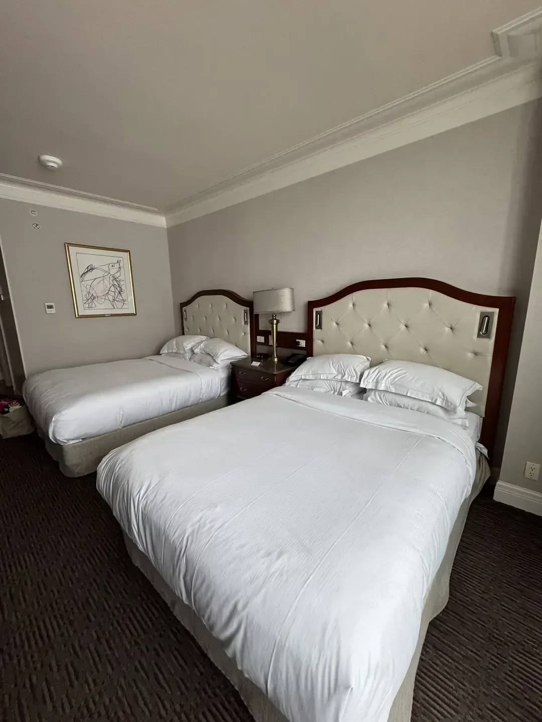 Hilton Lac-Leamy, Gatineau — a guest room with a double bed