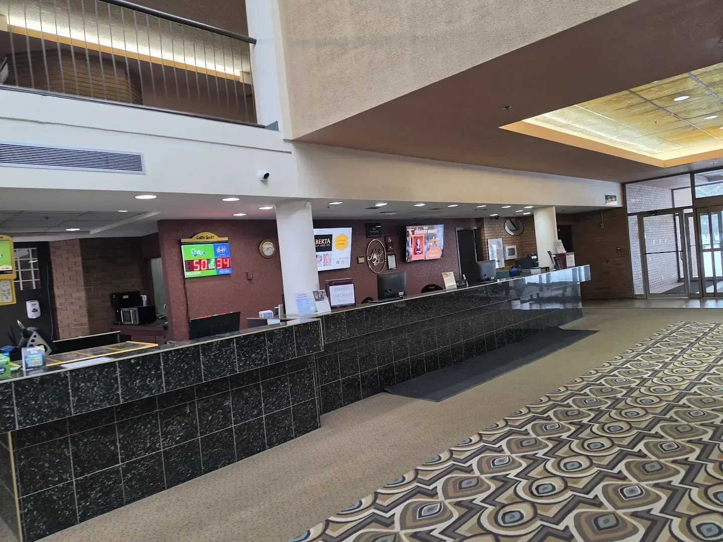 Medicine Hat Lodge, Trademark Collection by Wyndham, Medicine Hat — the reception lobby
